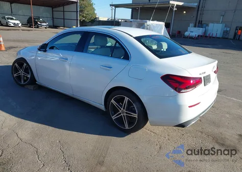 2019 Mercedes-Benz A 220 z USA, uszkodzony, nr VIN WDD3G4EB4KW033826